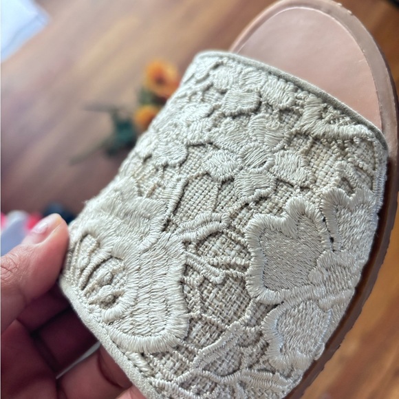 Kenneth Cole Embroidered Women's Floral Flat - Picture 2 of 4